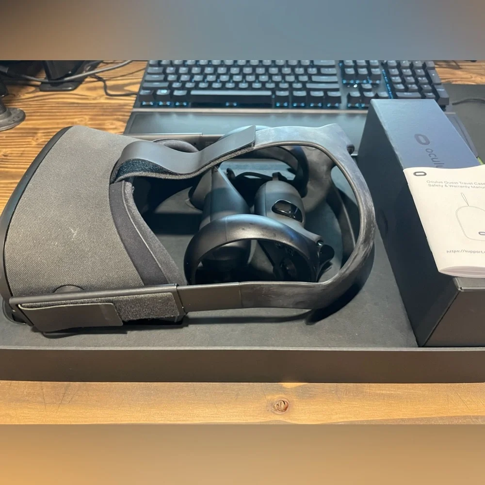 Oculus Quest 128 Gigabytes and Travel Case